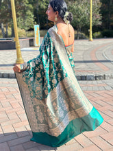 Load image into Gallery viewer, Dark Green color pure Banaras silk saree
