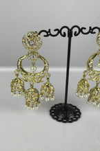 Load and play video in Gallery viewer, Kundan Earrings with 3 jhumkas 1 Gram 04
